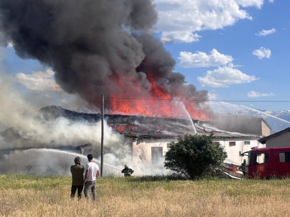 Erzincan’da ikinci el mobilya deposunda çıkan yangın söndürüldü