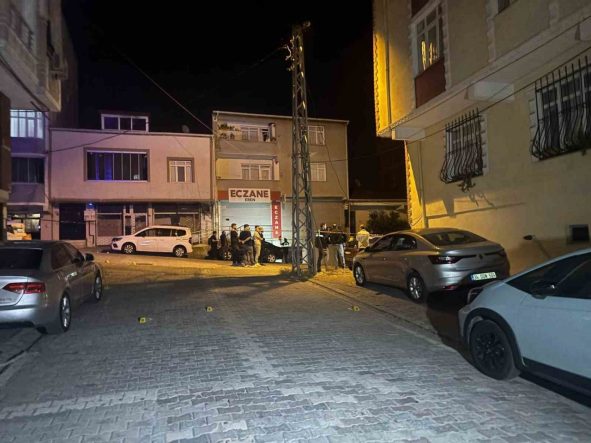 Esenyurt’ta iki grup arasında silahlı çatışma kamerada