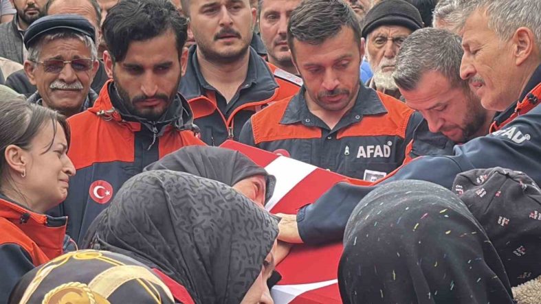 Eşi tabutuna son kez sarıldı, babası namazını kıldırdı: AFAD personeline hüzünlü veda