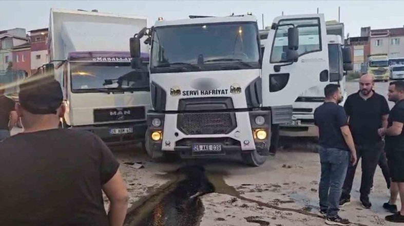 Facianın eşiğinden dönüldü: Freni boşalan kamyon 2 kamyona çarptı, parka metreler kala durdu