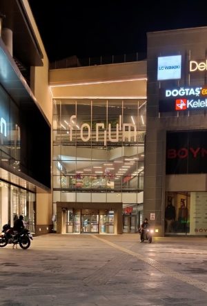 Forum Kayseri önünde bıçaklı kavga