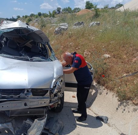 Hafif ticari araç takla attı: 1 ölü, 1 yaralı