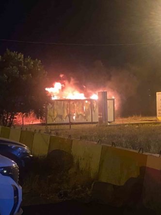 Hatay’da alevlere teslim olan konteyner kullanılamaz hale geldi