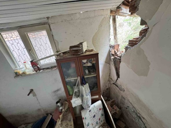 Heyelanda kaya parçalarının isabet ettiği ev hasar gördü