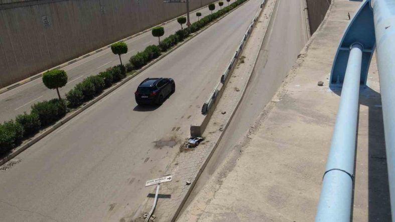 Hurdaya dönen Tofaş’taki 3 kişi yaralandı