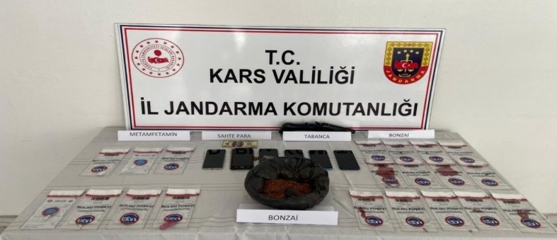 Kars’ta zehir tacirlerine darbe: 7 tutuklama, uyuşturucu ve sahte dolar ele geçirildi