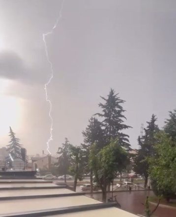 Kastamonu’da alev alev yanan jimnastik salonuna yıldırımın düşme anı kamerada