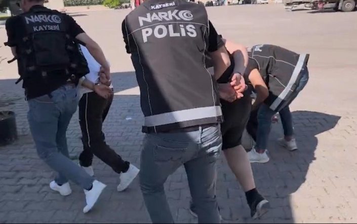 Kayseri’de aracın bagajından 4 bin 458 adet uyuşturucu hap ele geçirildi: 3 tutuklama