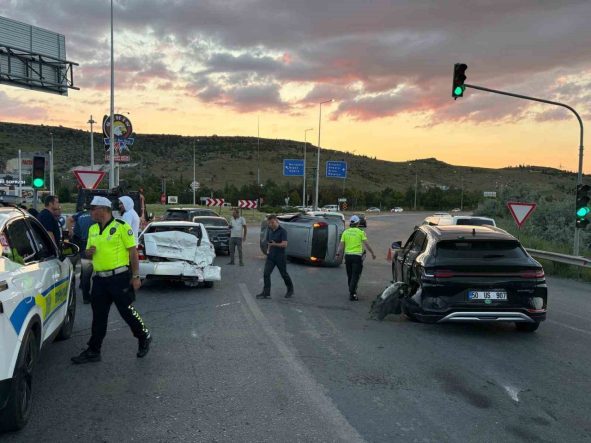 Kayseri’de otomobil trafik ışıklarında bekleyen 4 araca çarptı: 4 yaralı