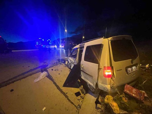 Kayseri’de otomobille hafif ticari araç çarpıştı: 1 ölü, 6 yaralı