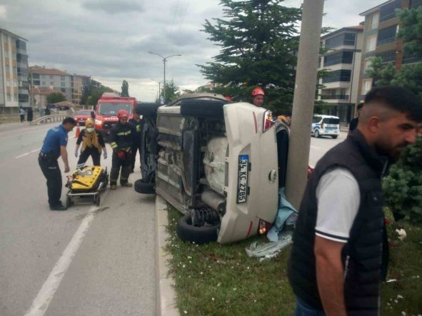Kulu’da otomobil refüje çıkarak yan yattı: 1 yaralı