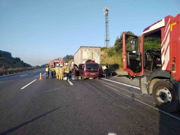 Kuzey Marmara Otoyolu’nda feci kaza: 1’i bebek 3 kişi hayatını kaybetti