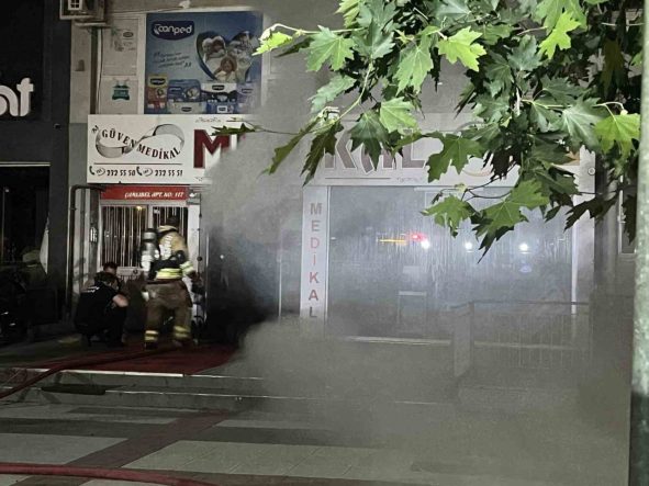 Manisa’da medikal ürünler satan iş yerinde yangın