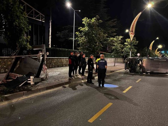 Niğde’de kontrolden çıkan araç devrildi: 2 yaralı