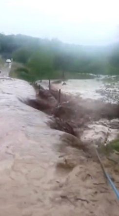 Osmaniye’de sağanak yağış sonrası dere taştı