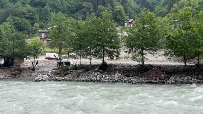 Rize’de aranan kayıp şahıs ölü bulundu, arama çalışmasına katılan ekibin botu devrildi, 1 personel hayatını kaybetti