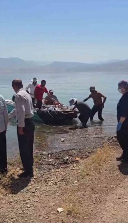 Siirt’te bahçede fenalaşan hasta, tekneyle ambulansa ulaştırıldı