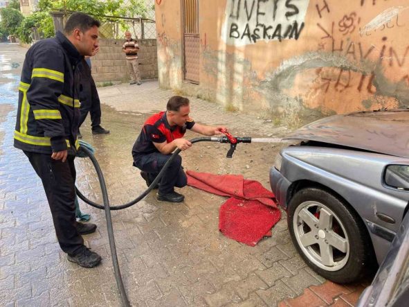 Siirt’te park halindeki otomobil alev aldı