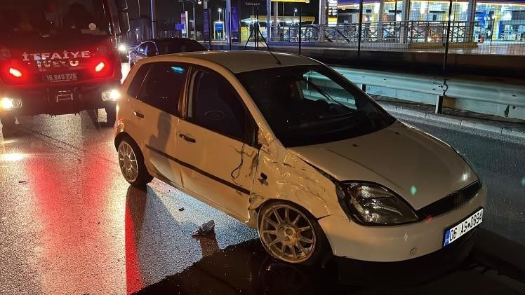 Sıkıştırılan otomobil takla attı: 4 yaralı, sürücü firarda