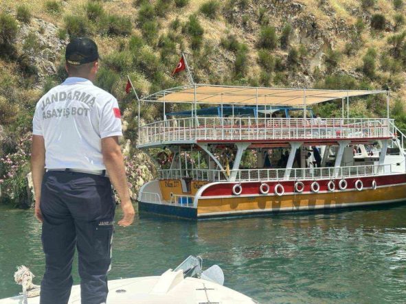 Sürüklenen teknedeki turistleri jandarma tahliye etti