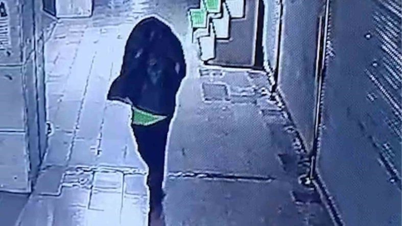 Tanınmamak için başına çöp poşeti geçirip yangın çıkaran şahıs kameralara yakalandı