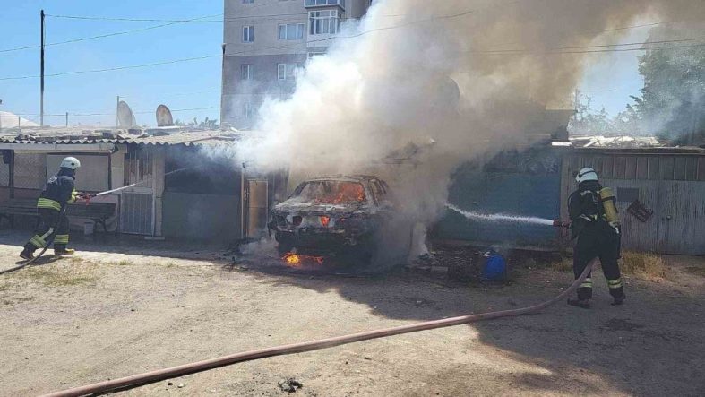 Tekirdağ’da otomobil ve garaj küle döndü