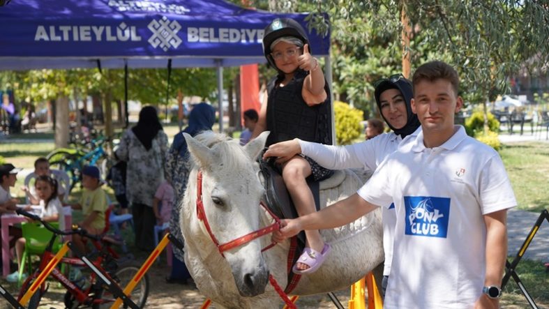 Altıeylül’de Minikler Pony Atlarla Unutulmaz Bir Gün Yaşadı