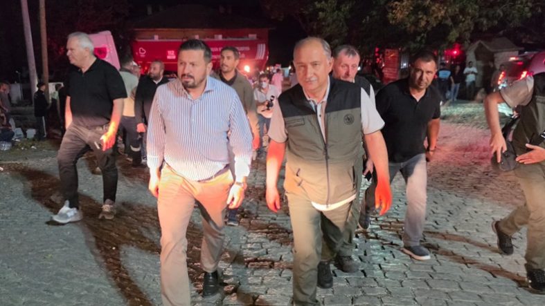 Aydemir Ayvalık'taki Yangın Sahasından Bakan Yumaklı'ya Bilgi Verdi (1)