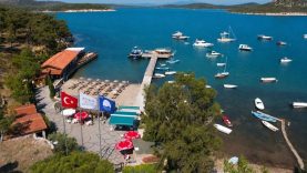 Ayvalık Belediyesi plajlarında Mavi Bayraklar göndere çekildi