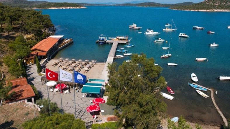 Ayvalık Belediyesi plajlarında Mavi Bayraklar göndere çekildi