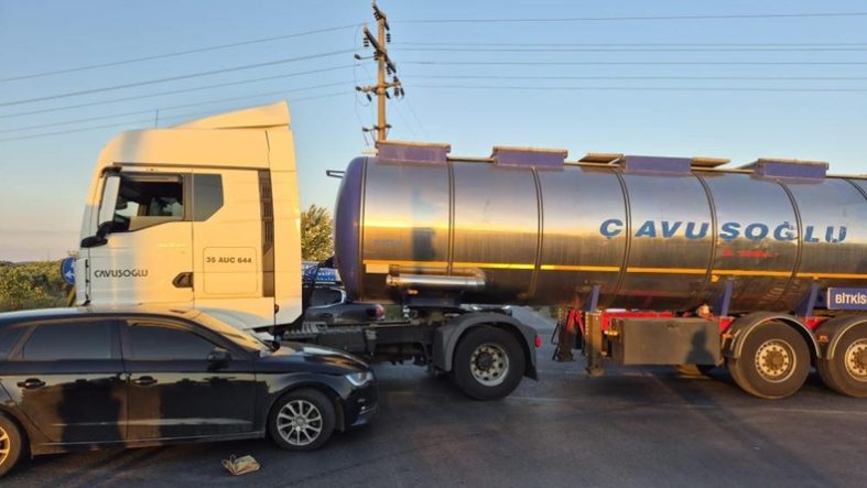 Ayvalık’ta kavşakta tır ile otomobil çarpıştı; 6 kişi hafif yaralandı