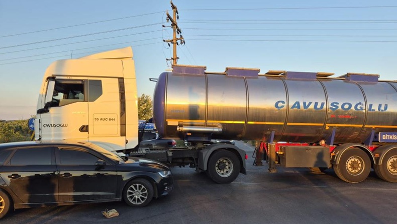 Ayvalık’ta kavşakta tır ile otomobil çarpıştı; 6 kişi hafif yaralandı