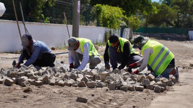 Ayvalık’ta yol ve kaldırım çalışmaları sürüyor
