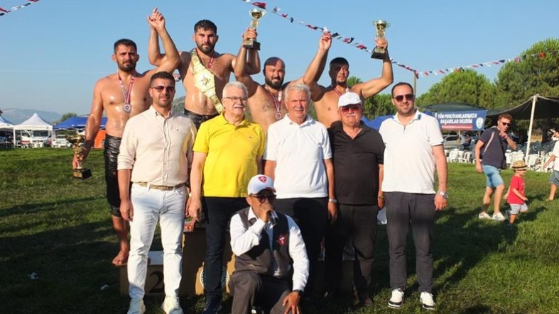 Balıkesir Burhaniye Güreşleri'nde kazanan Erkan Taş