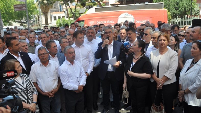 Balıkesir Siyasetinde Deprem CHP İl Yönetimi, 20 İlçe ve 11 Belediye Başkanı 'Yeni Parti'ye Geçti! (1)
