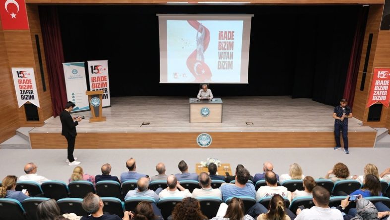 Balıkesir Üniversitesinde 15 Temmuz Konferansı Demokrasi ve Millî Birlik Vurgusu (2)