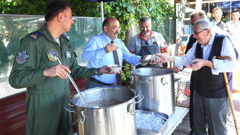 Balıkesir'de Gaziler Derneği'nden Aşure Hayrı! (1)