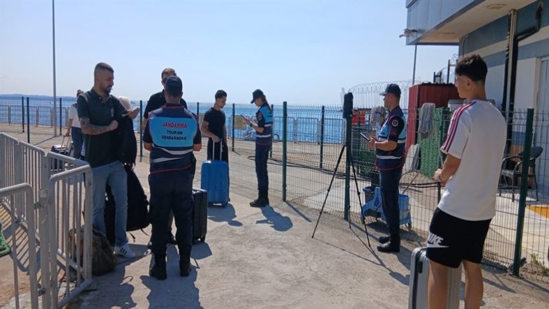 Balıkesir'de Jandarma Avşa Adası'nda Huzur Uygulaması Yaptı 22 Aranan Şahıs Yakalandı (2)