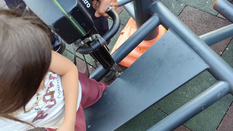 Balıkesir’de Parkta Korku Dolu Anlar! Bacağı Jimnastik Aletine Sıkışan Çocuğu İtfaiye Kurtardı