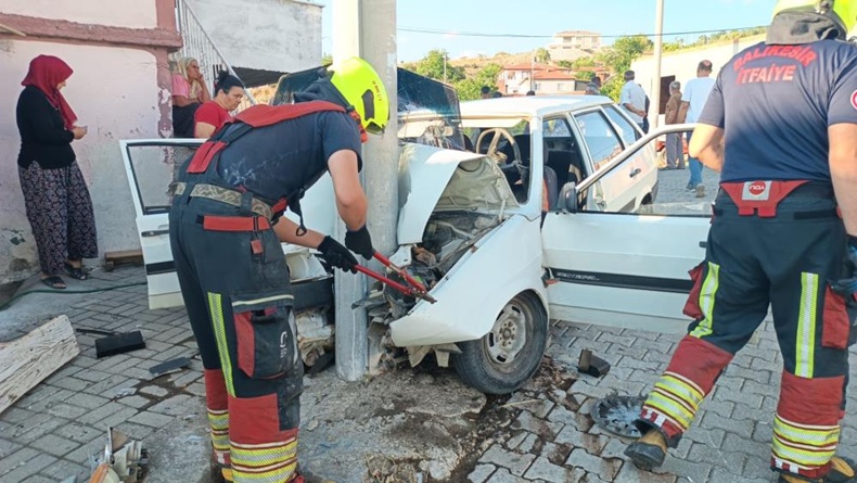 Balıkesir’de elektrik direğine çarpan araçta iki kişi yaralandı