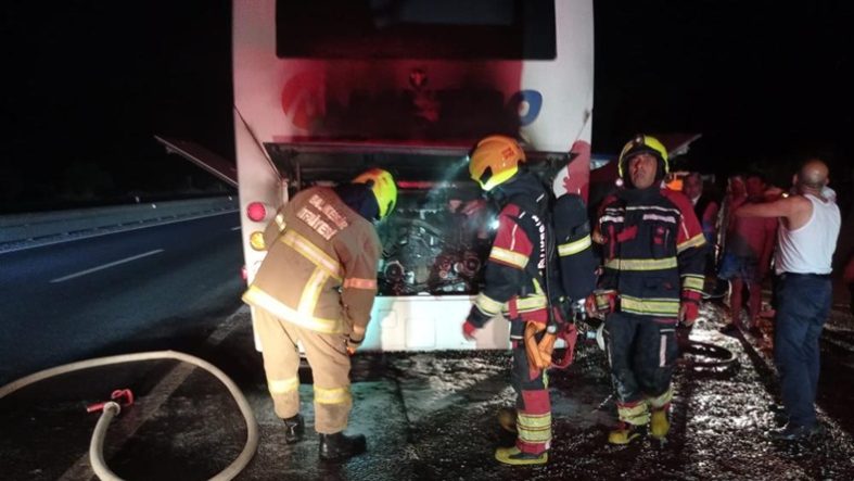 Balıkesir'de otobüs seyir halinde alev aldı