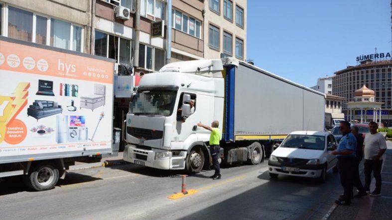 Balıkesir'de şehir merkezine giren tır trafiği felç etti