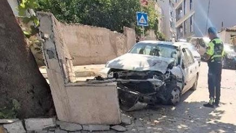 Balıkesir’deki 94 yaşındaki sürücü park halindeki araçlara çarptı