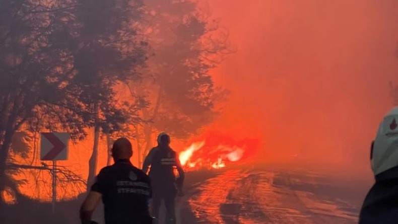 Balıkesir’deki yangında itfaiye ekipleri alevlerle burun buruna geldi