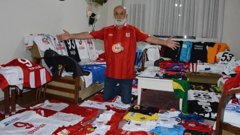 Balıkesirli spor muhabirinin 300 formalık koleksiyonu dikkat çekiyor