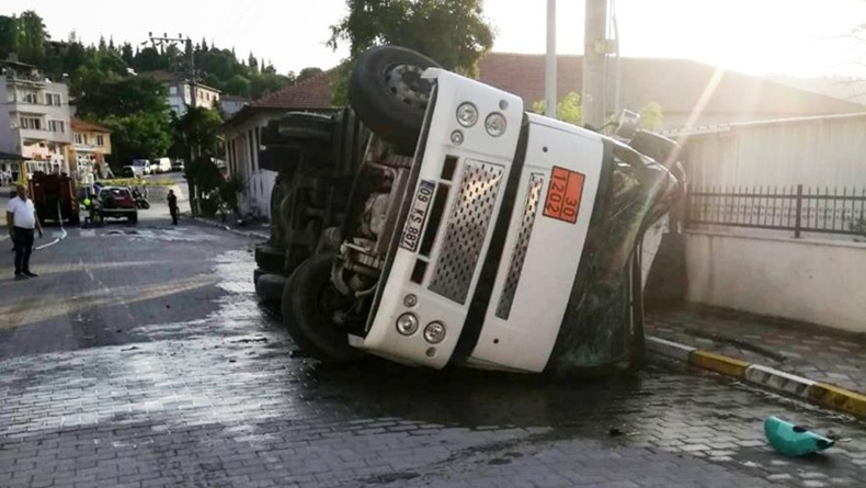 Balya’da akaryakıt dolu tanker devrildi