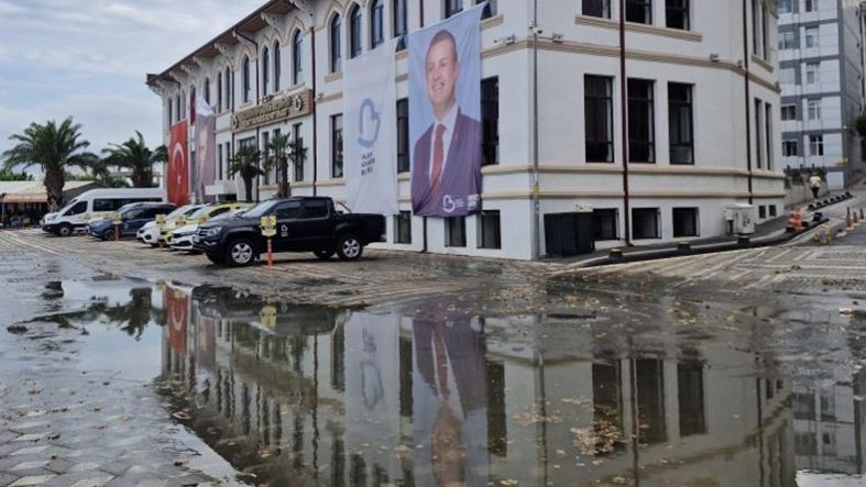 Bandırma'da sağanak sonrası cadde ve sokaklarda su birikintileri oluştu