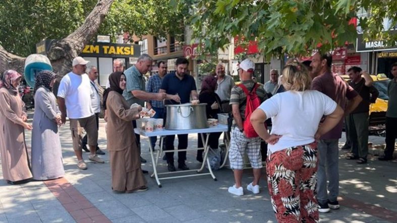 Burhaniye’de geleneksel aşure hayrı ilgi gördü