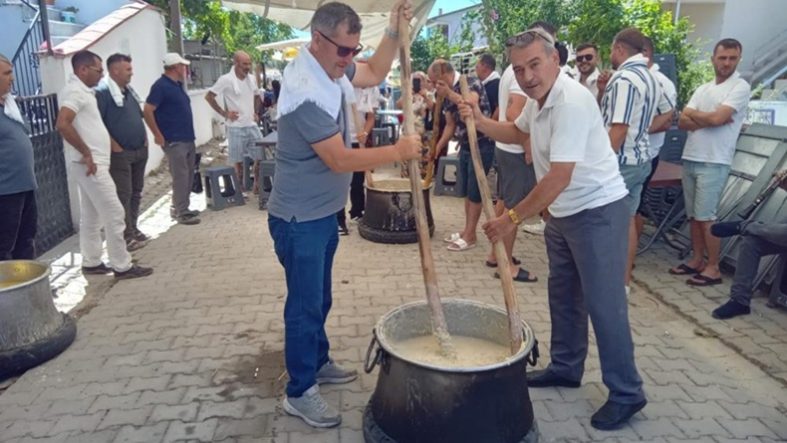 Burhaniye'de keşkek dövme geleneği devam ediyor