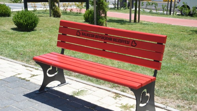 Büyükşehir Emekle Üretiyor, Şehir Mobilyalarla Güzelleşiyor